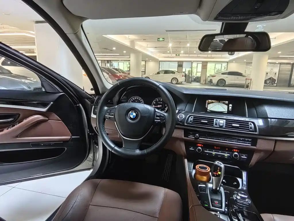 BMW 5 Series 2017 — фото 9