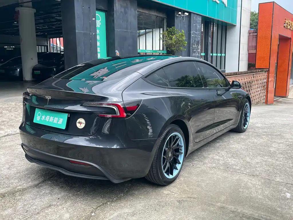 Tesla Model 3 2024