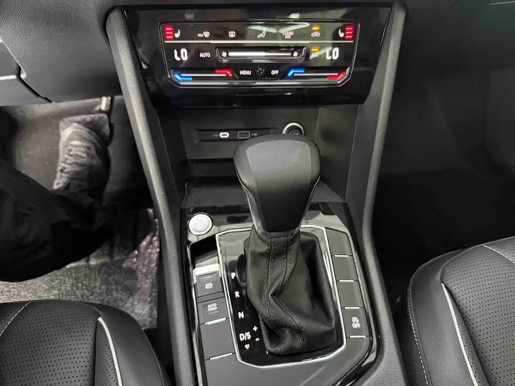 Volkswagen Tiguan L 2023 — фото 13
