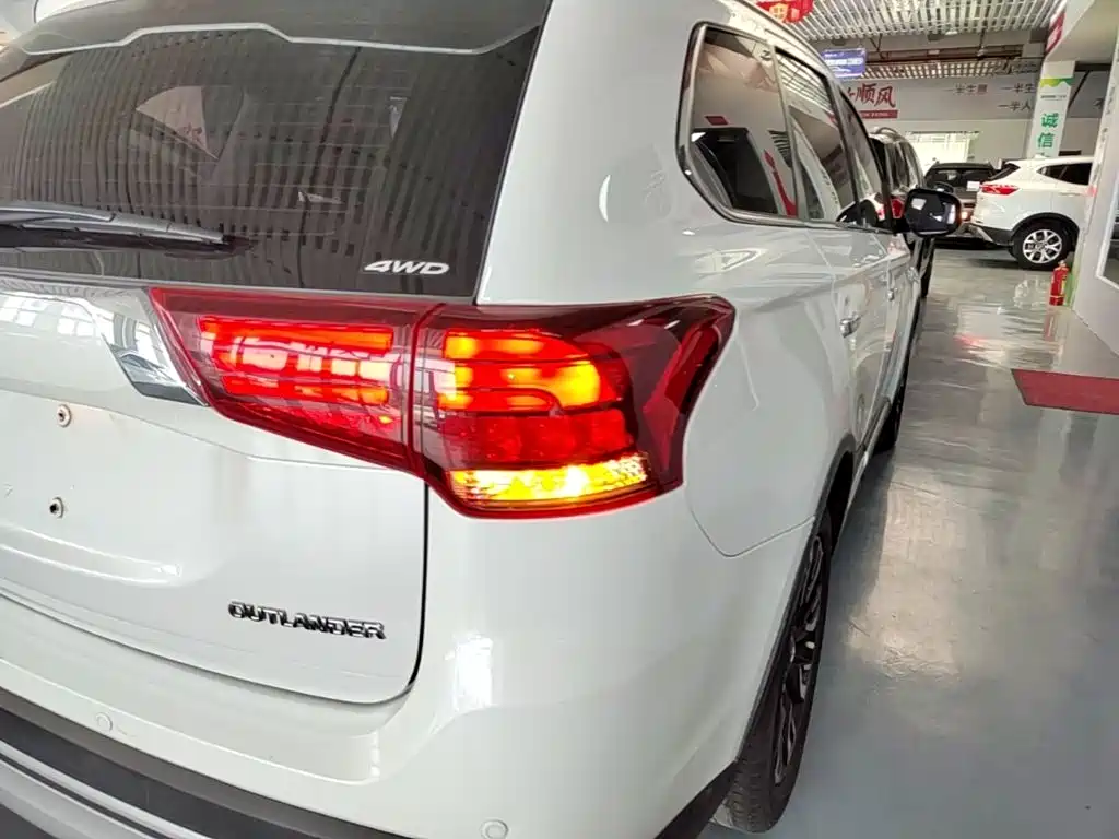 Mitsubishi Outlander 2021 — фото 8