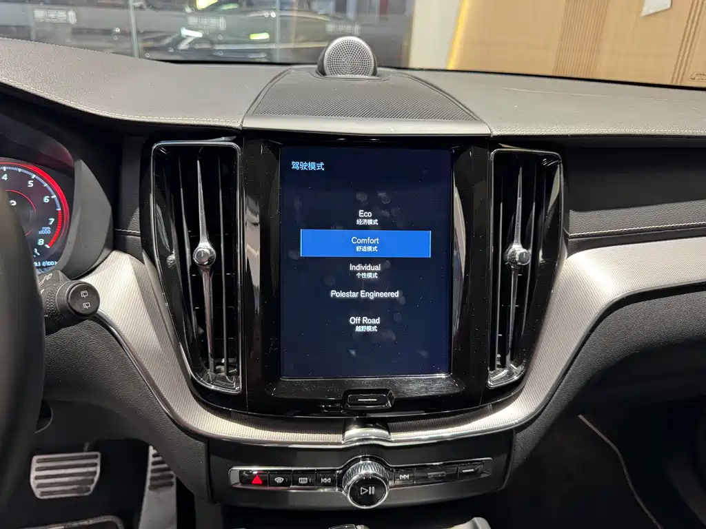 Volvo XC60 2019 — фото 16
