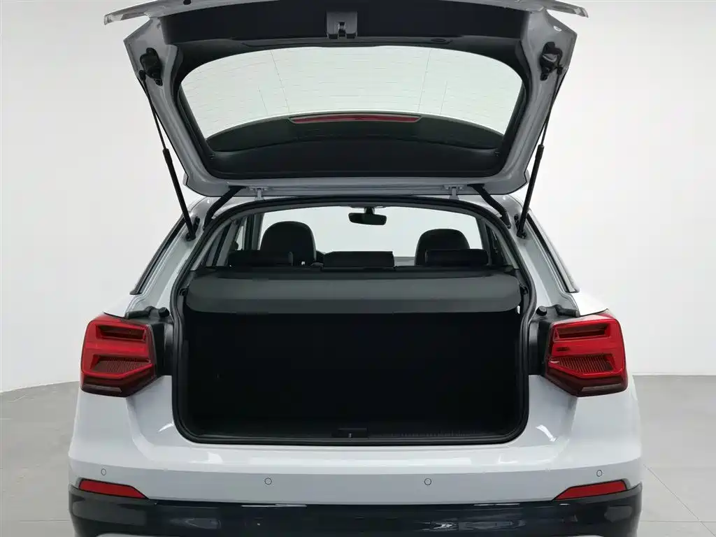 Audi Q2L e-tron 2021 — фото 16