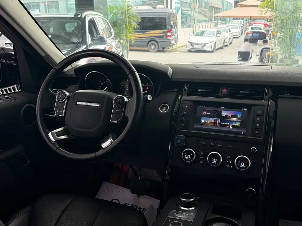 Land Rover Discovery 2017 — фото 12