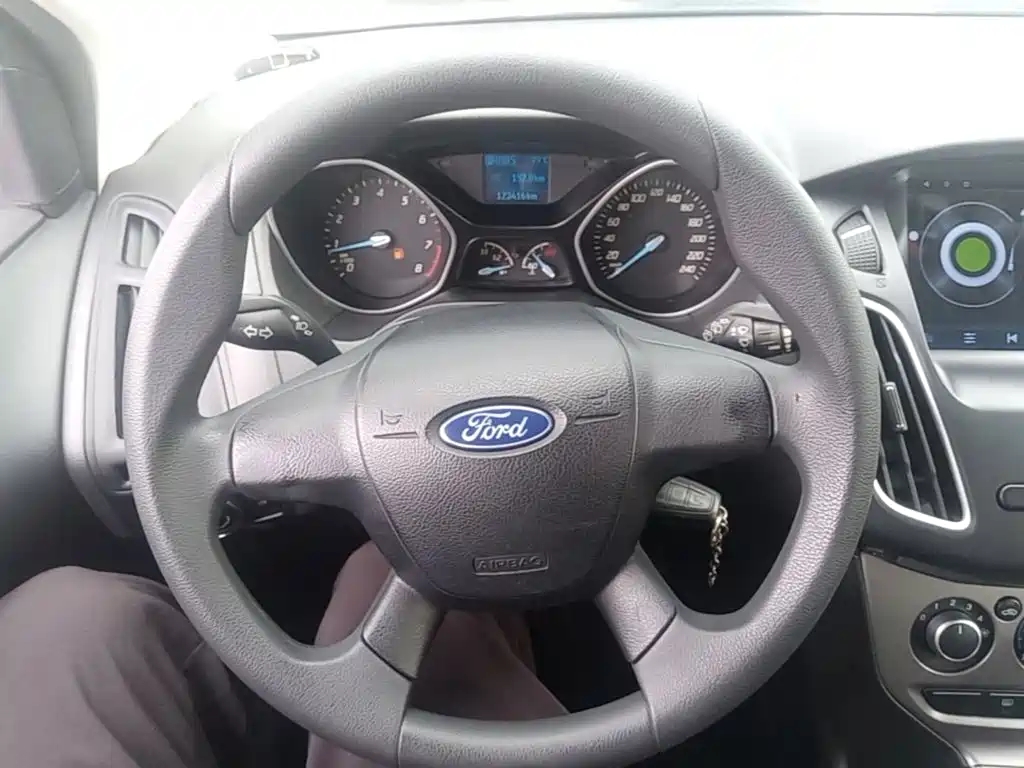 Ford Focus 2015 — фото 11