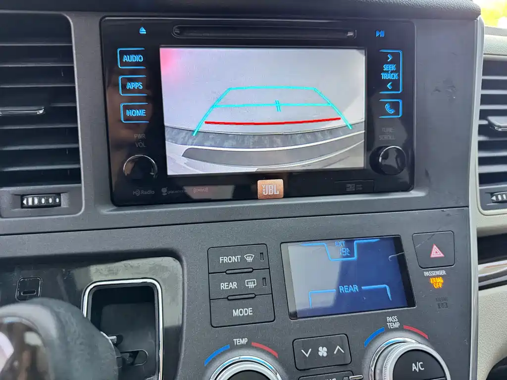 Toyota Sienna 2017 — фото 23