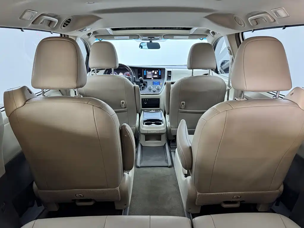 Toyota Sienna 2017 — фото 21