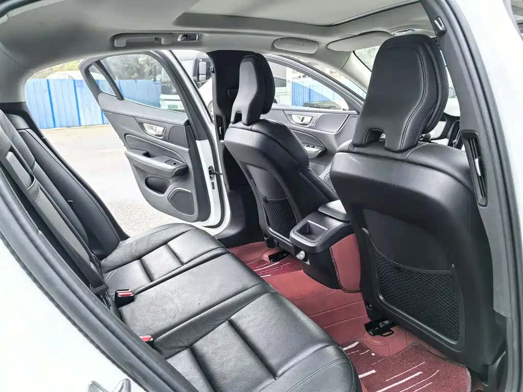 Volvo S60 2021 — фото 14