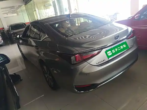 Lexus ES 2021