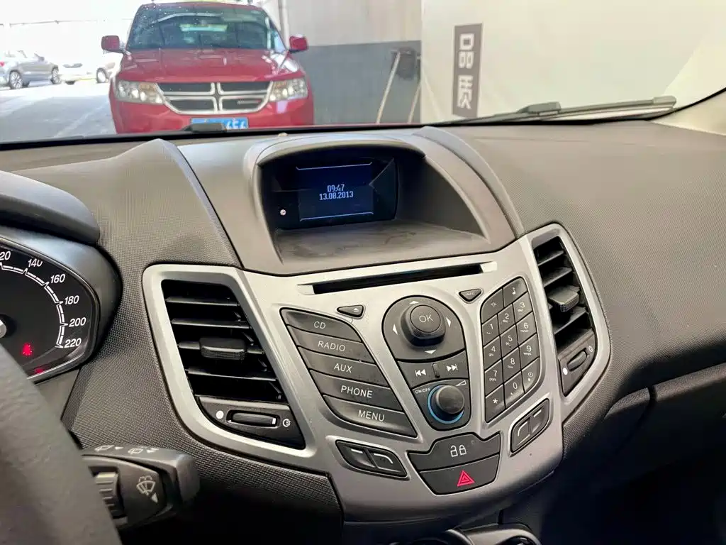 Ford Fiesta 2014 — фото 11