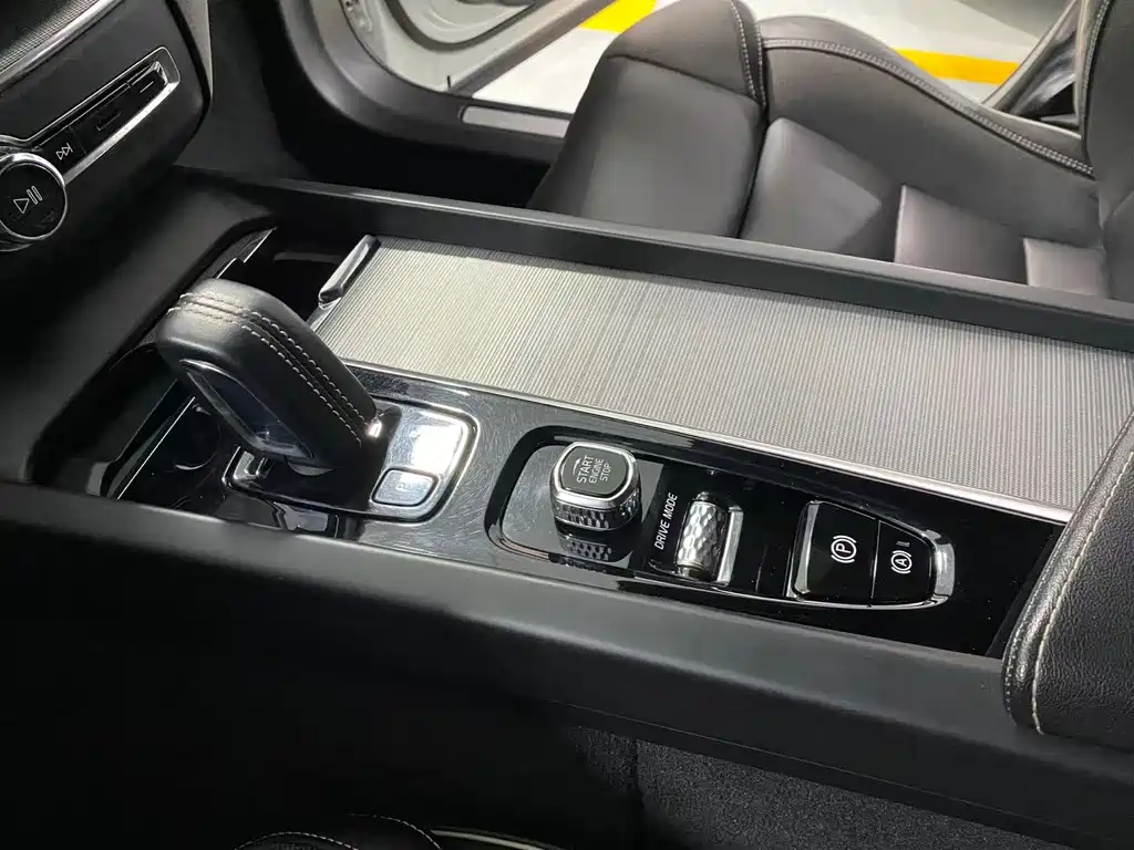 Volvo XC60 PHEV 2021 — фото 17