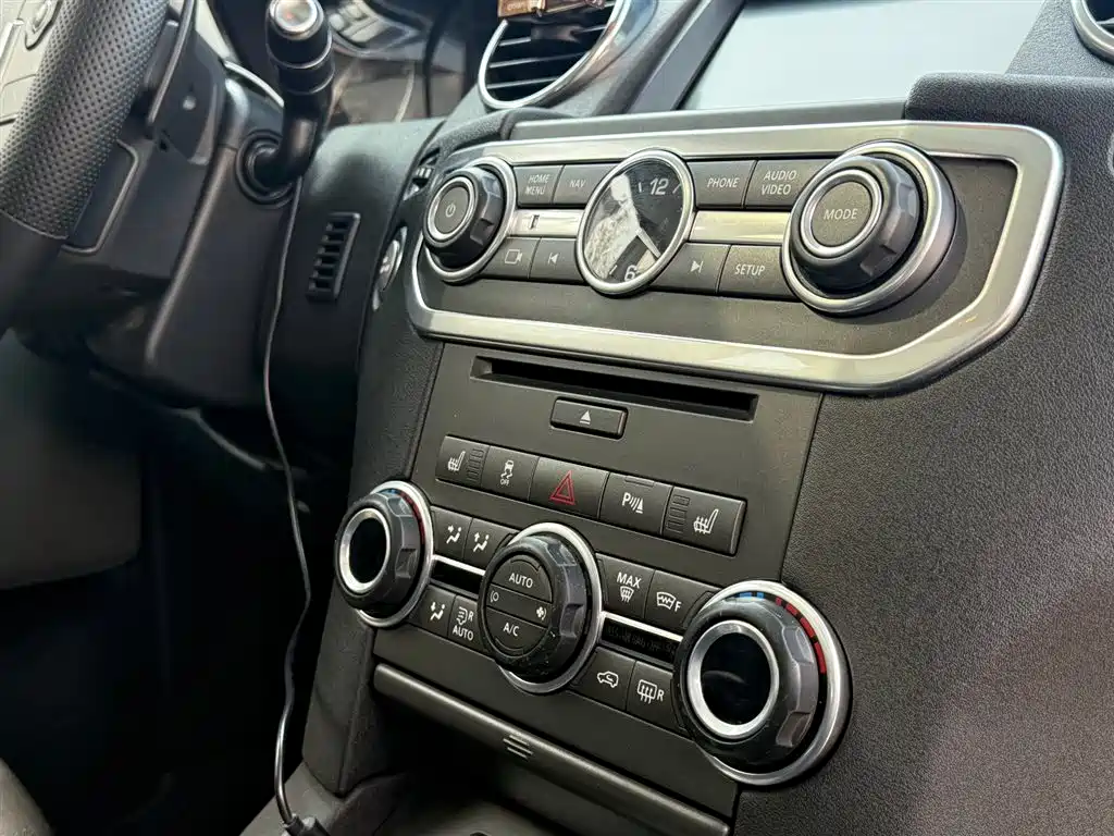 Land Rover Discovery 2015 — фото 24