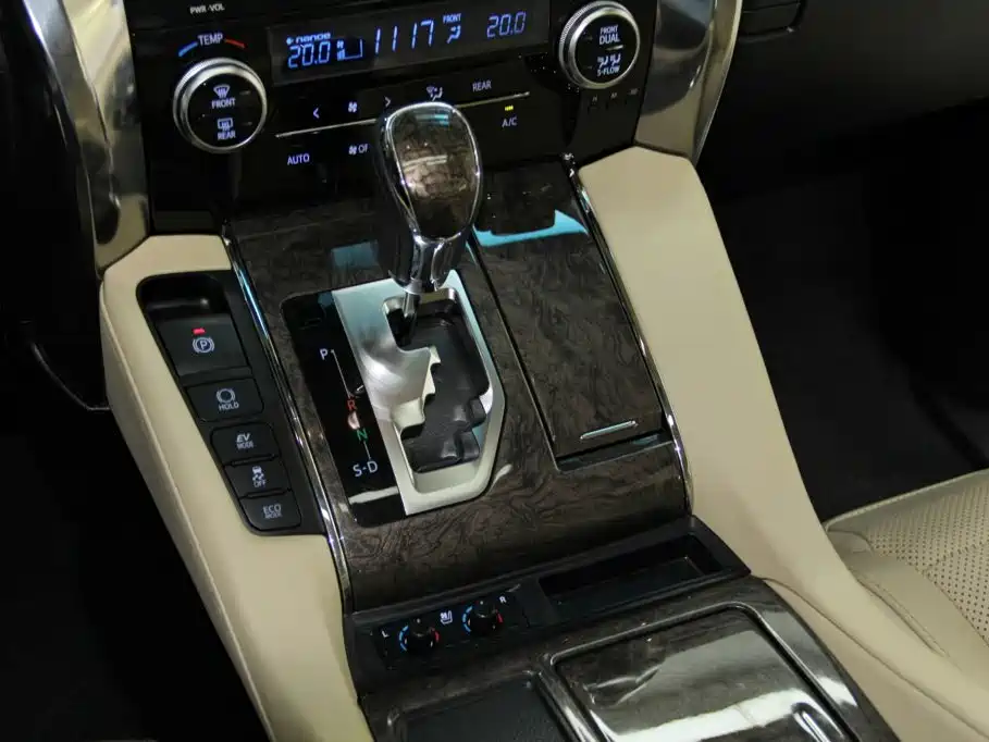 Toyota Alphard 2023 — фото 16