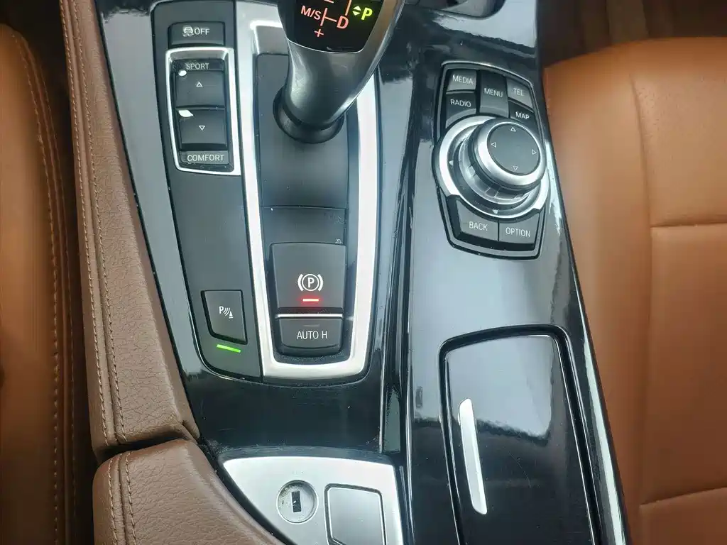 BMW 5 Series 2015 — фото 11
