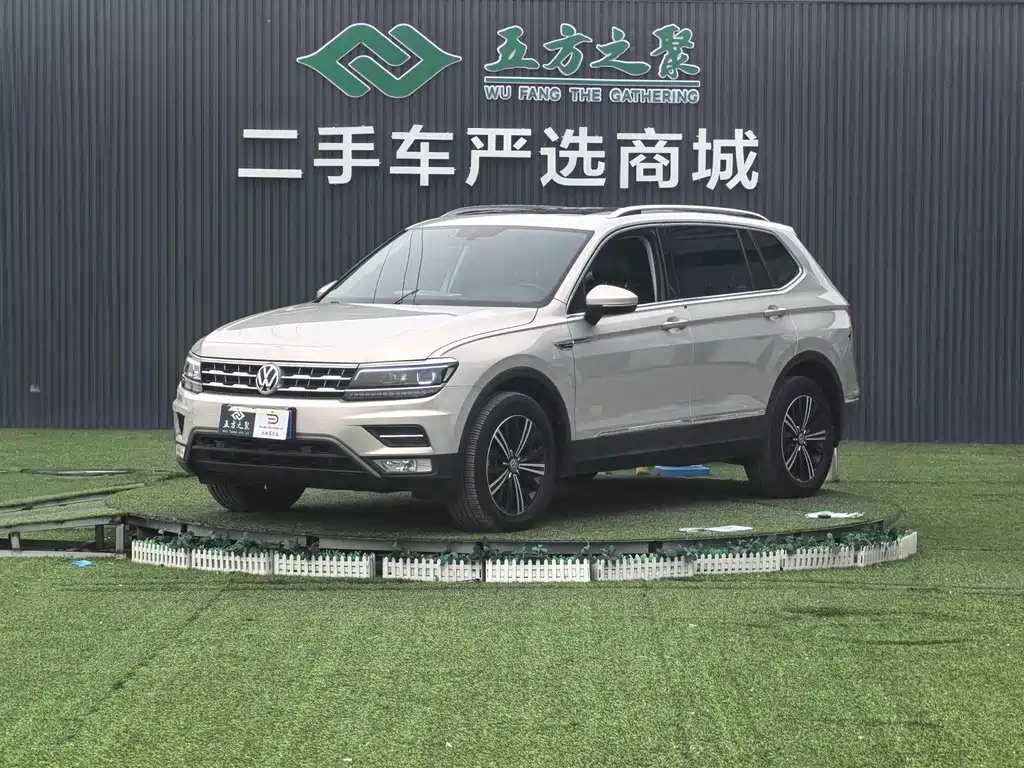 Volkswagen Tiguan L 2017 — фото 1