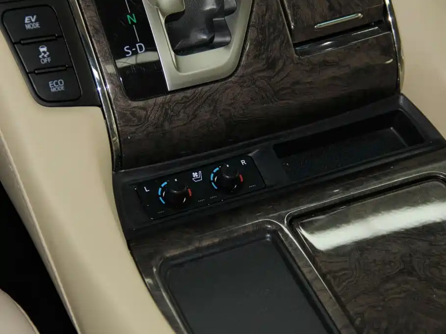 Toyota Alphard 2023 — фото 18