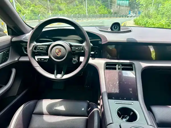 Porsche Taycan 2025