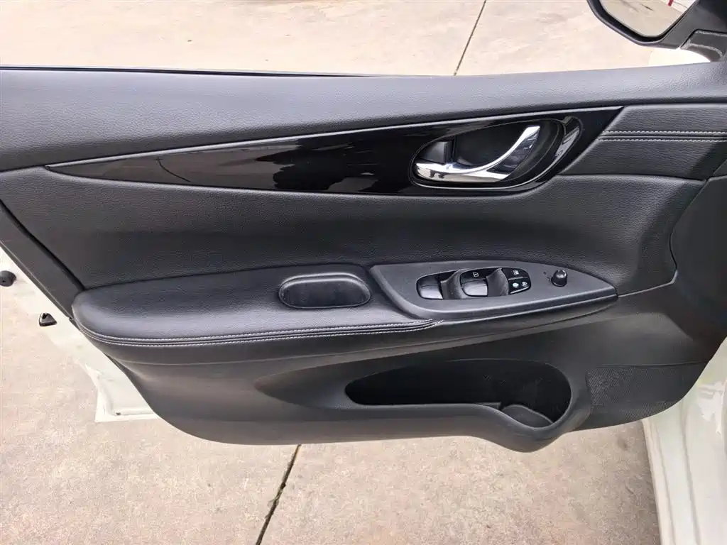 Nissan Tiida 2017 — фото 9