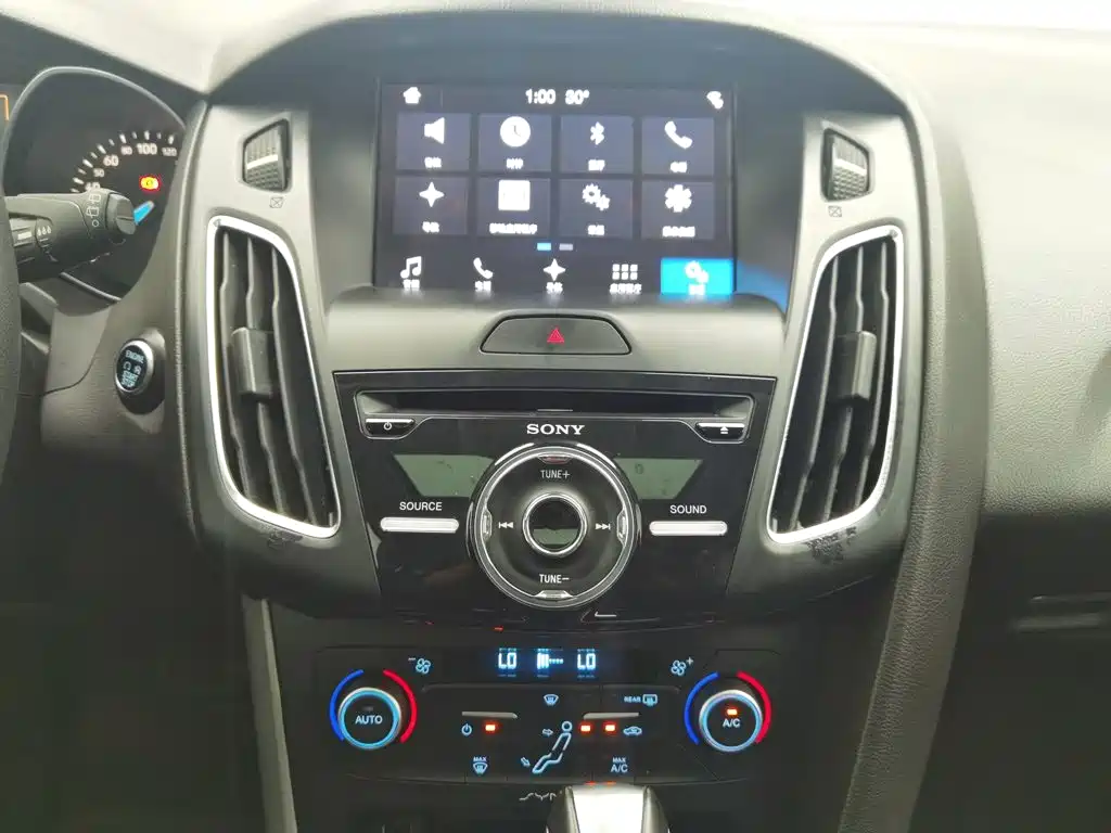 Ford Focus 2018 — фото 12