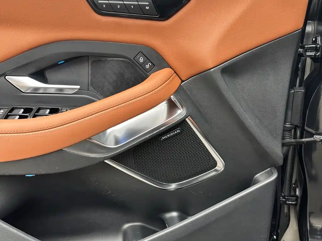 Jaguar E-PACE 2019 — фото 12