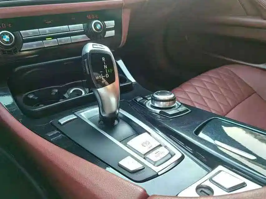 BMW 5 Series 2011 — фото 10