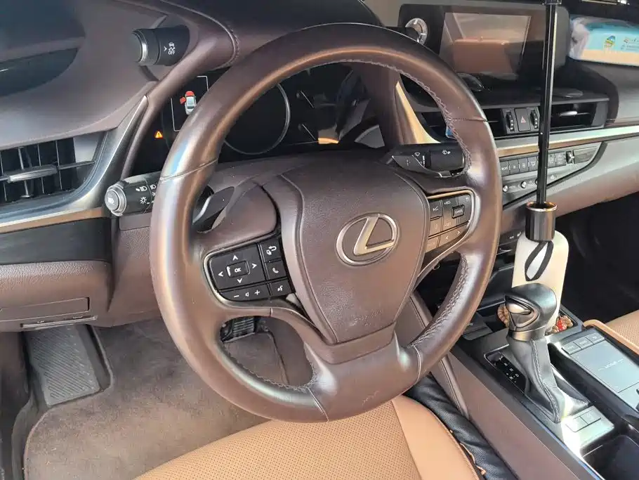Lexus ES 2021 — фото 15