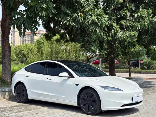 Tesla Model 3 2024