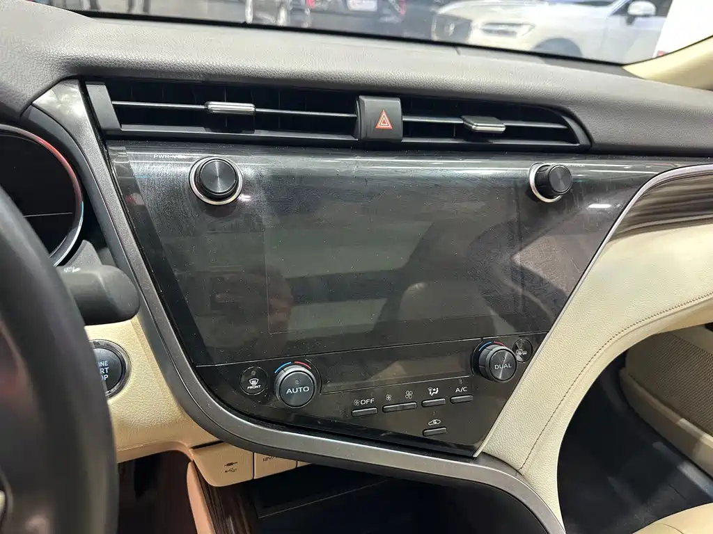 Toyota Camry 2019 — фото 16