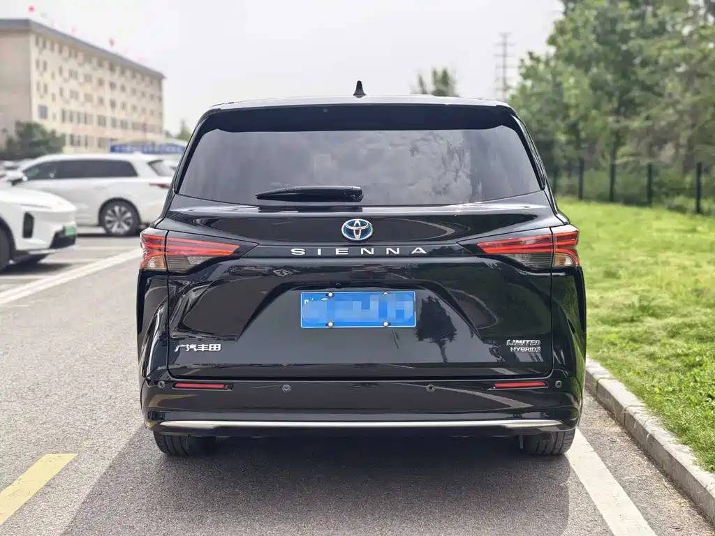 Toyota Sienna 2023 — фото 18