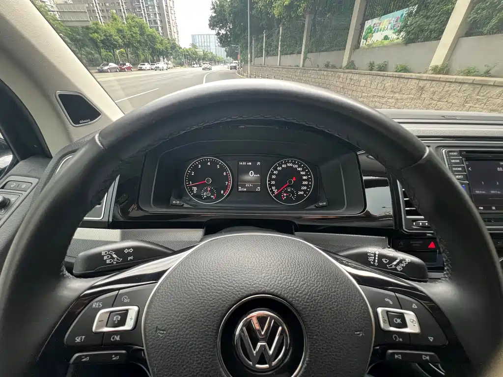 Volkswagen Multivan 2017 — фото 12