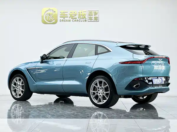 Aston Martin DBX 2022
