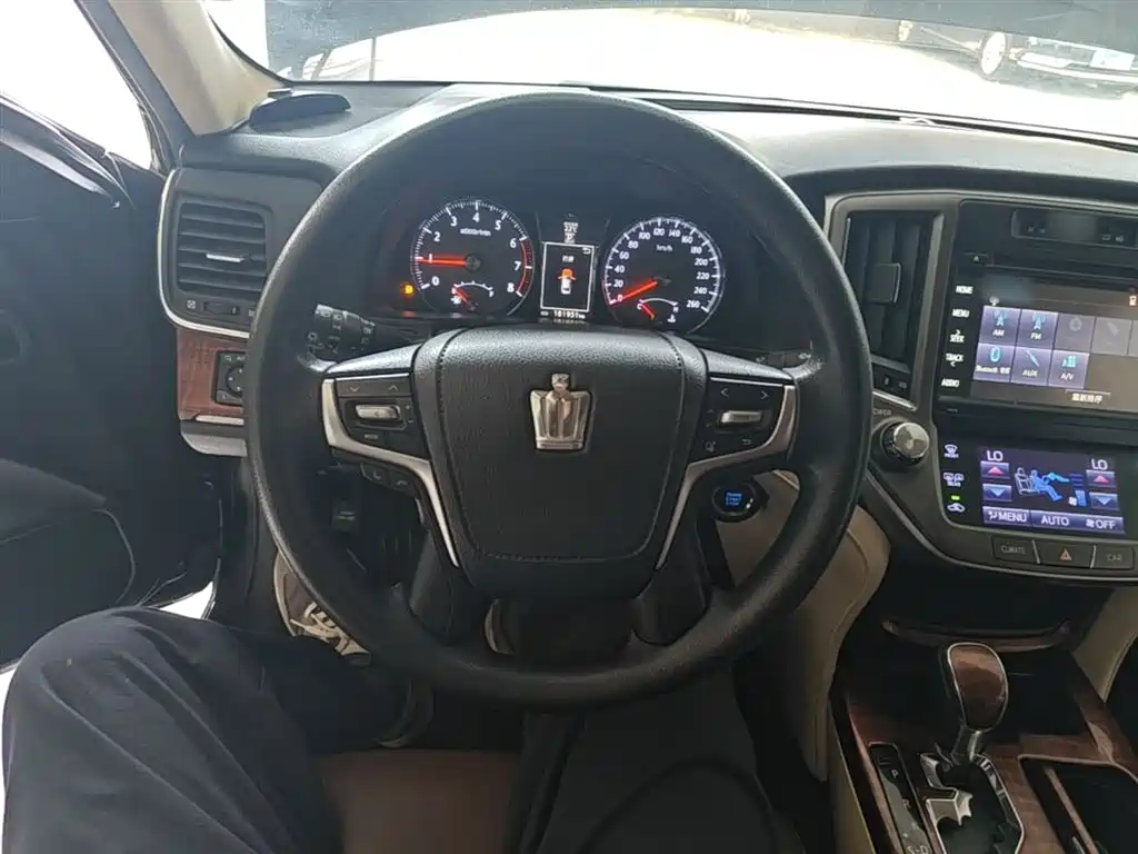 Toyota Crown 2016 — фото 10