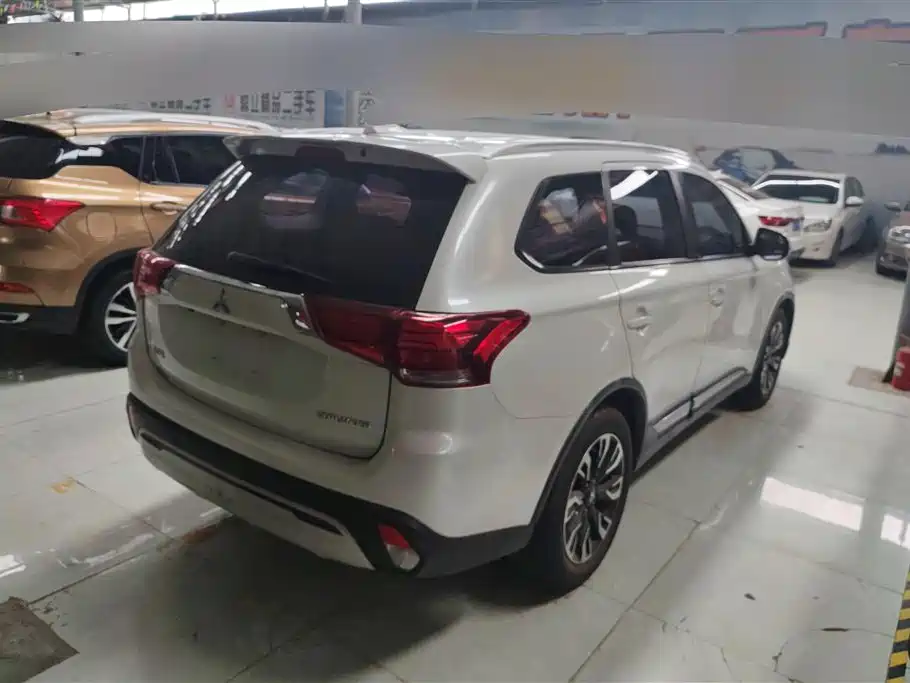 Mitsubishi Outlander 2020 — фото 3