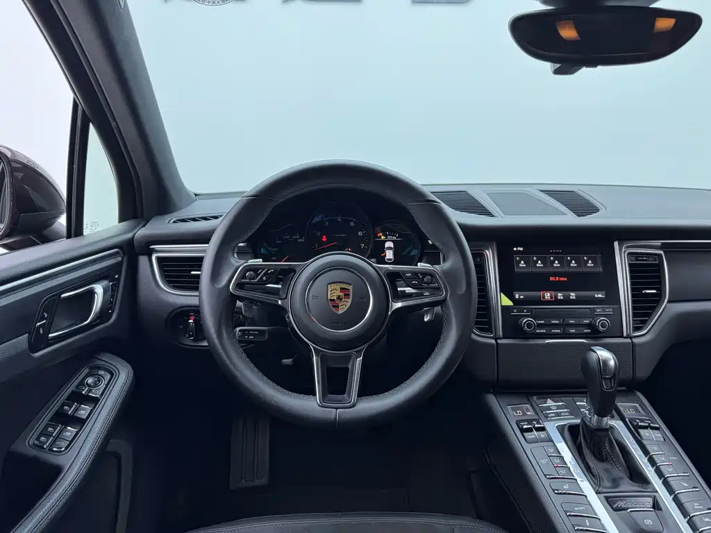 Porsche Macan 2018 — фото 16