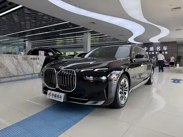 BMW i7 2025