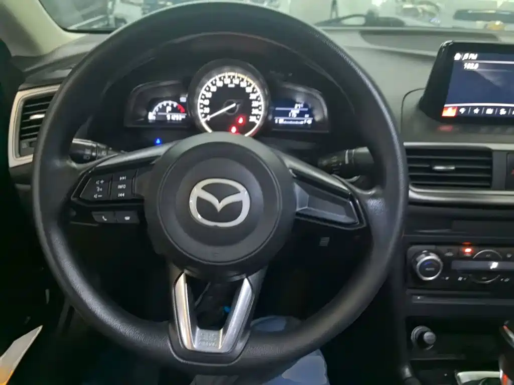 Mazda 3 Axela 2018 — фото 11