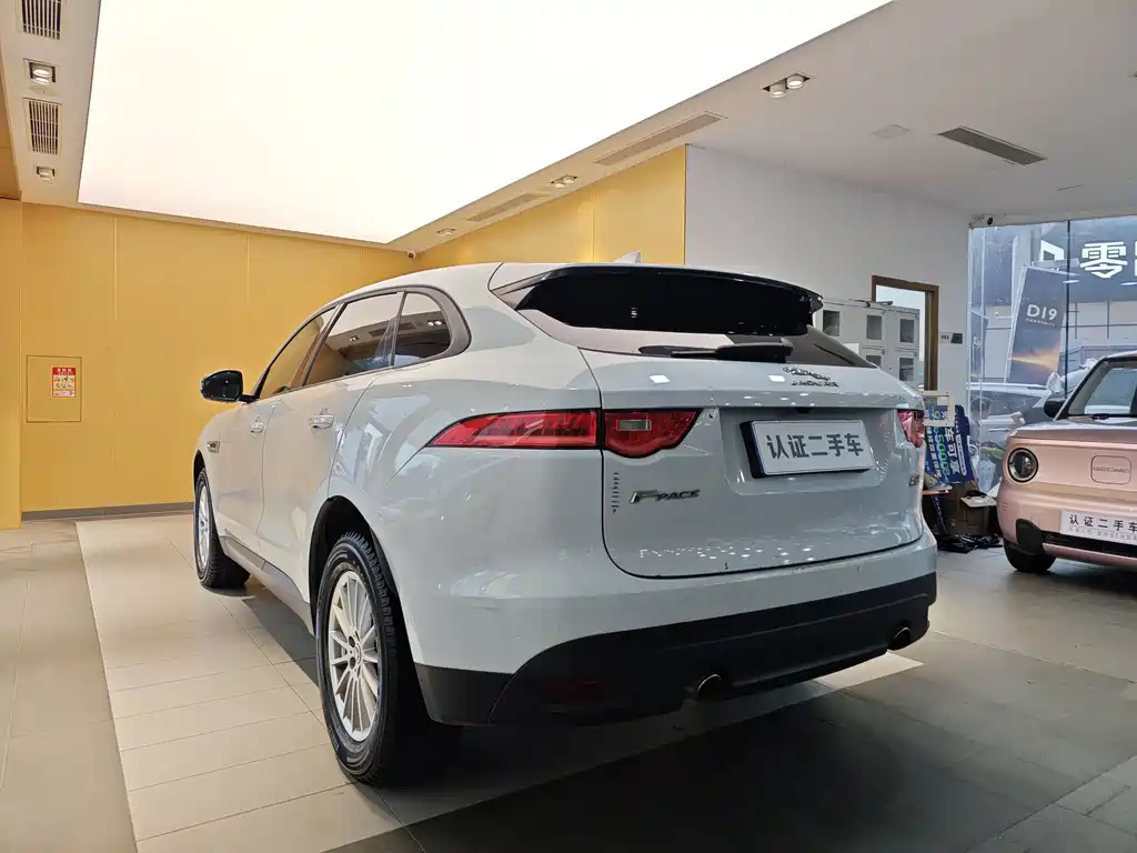 Jaguar F-PACE 2018 — фото 27