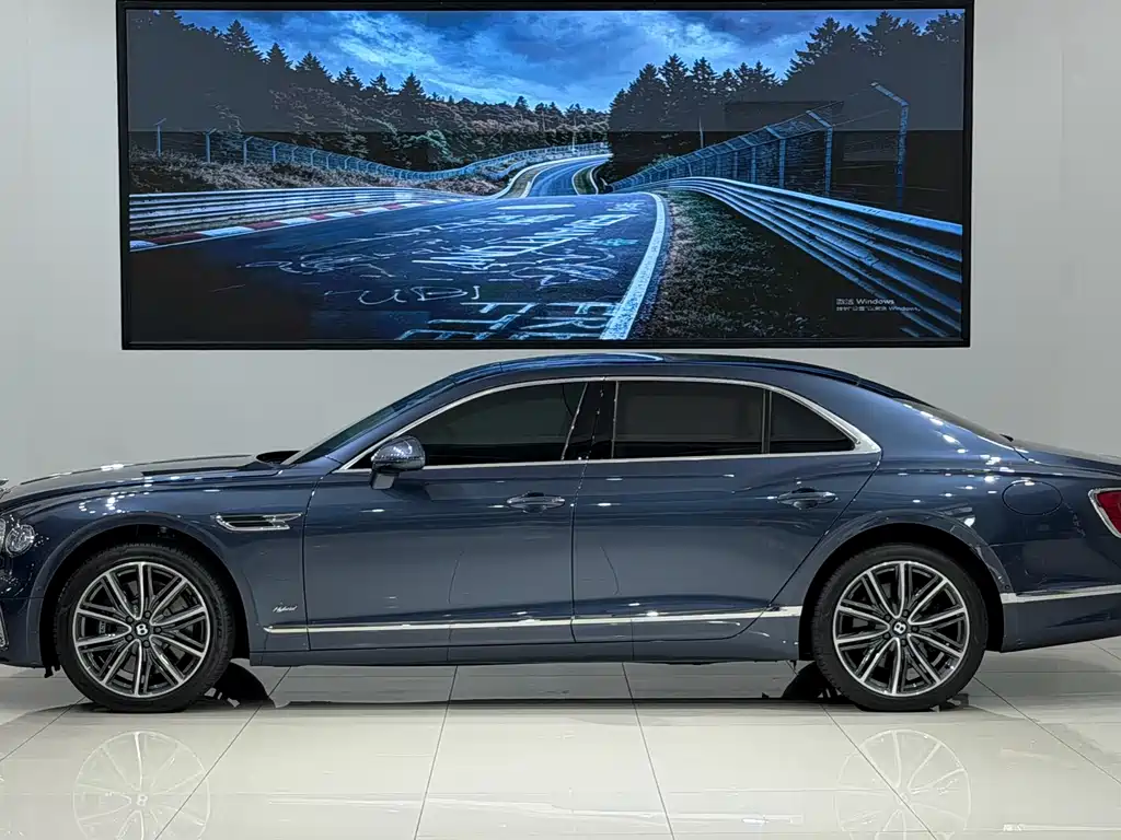 Bentley Flying Spur Plug-In Hybrid 2022 — фото 3