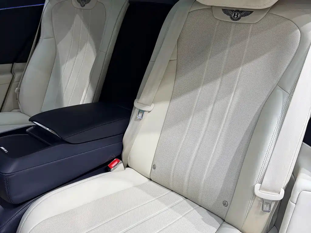 Bentley Flying Spur Plug-In Hybrid 2022 — фото 13