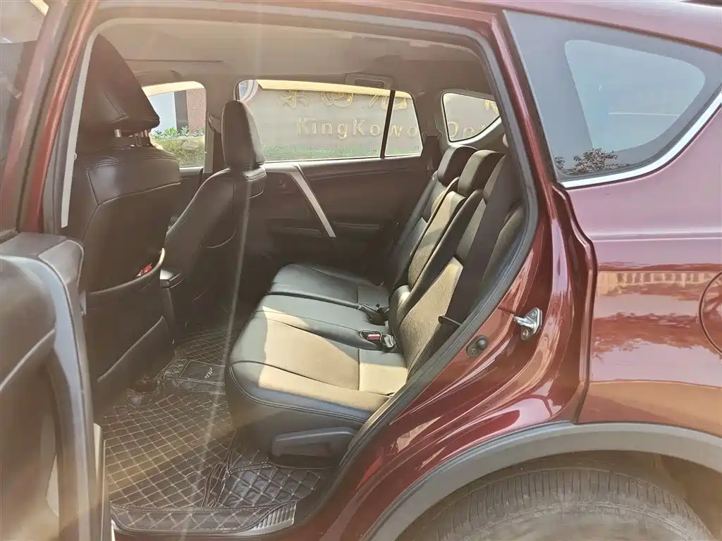 Toyota RAV4 2018 — фото 15