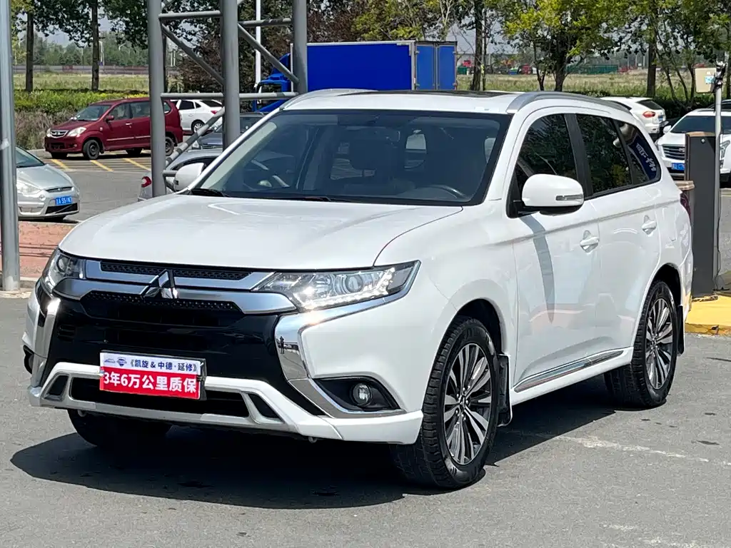 Mitsubishi Outlander 2021 — фото 1