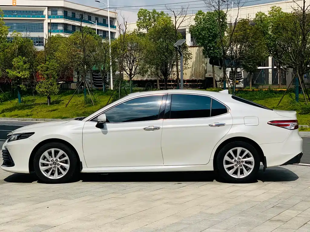 Toyota Camry 2022 — фото 8