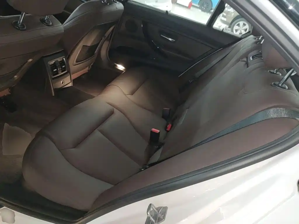 BMW 3 Series 2018 — фото 17