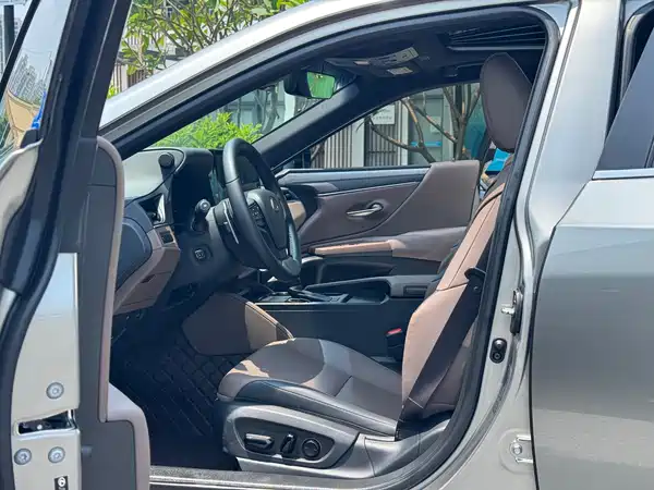 Lexus ES 2024