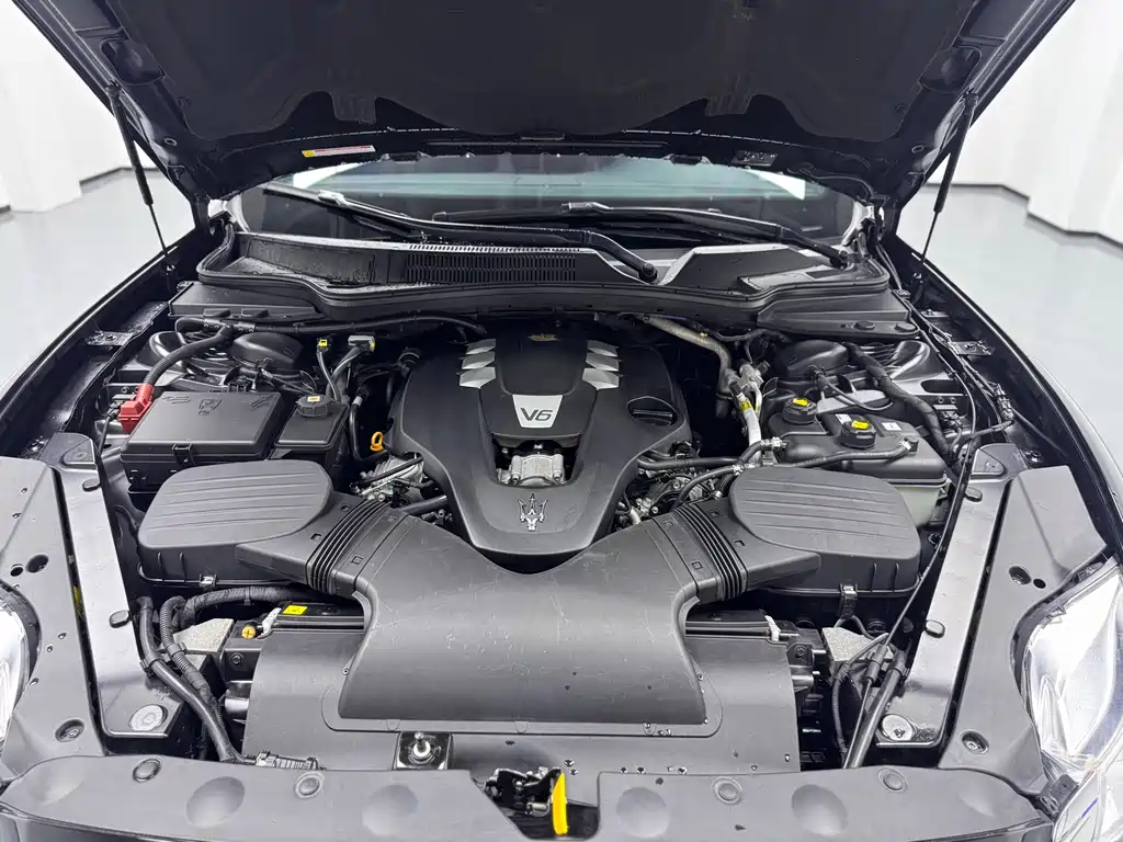 Maserati Quattroporte 2018 — фото 26