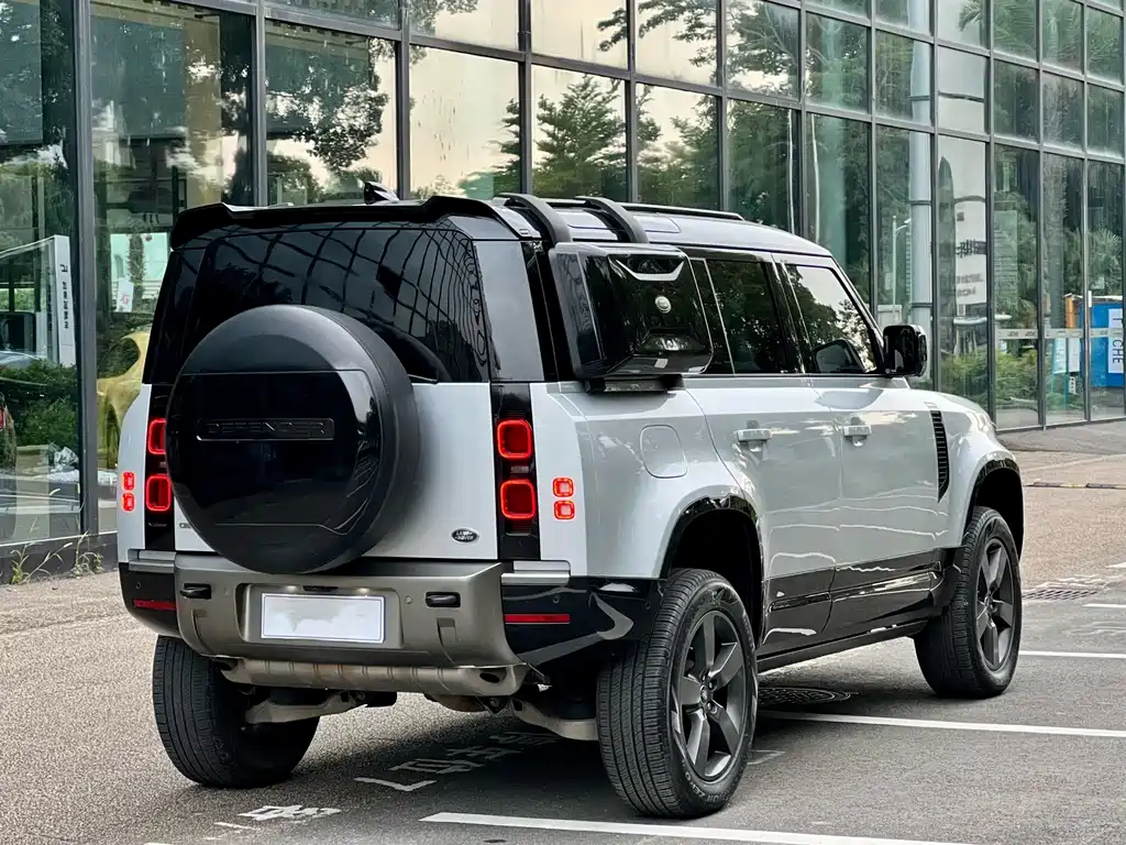 Land Rover Defender 2023 — фото 13
