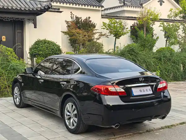 Infiniti Q70 2014