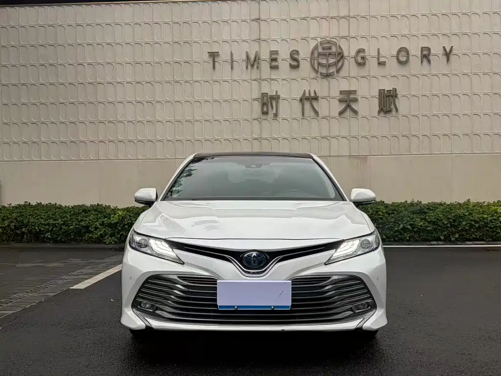 Toyota Camry 2019 — фото 2