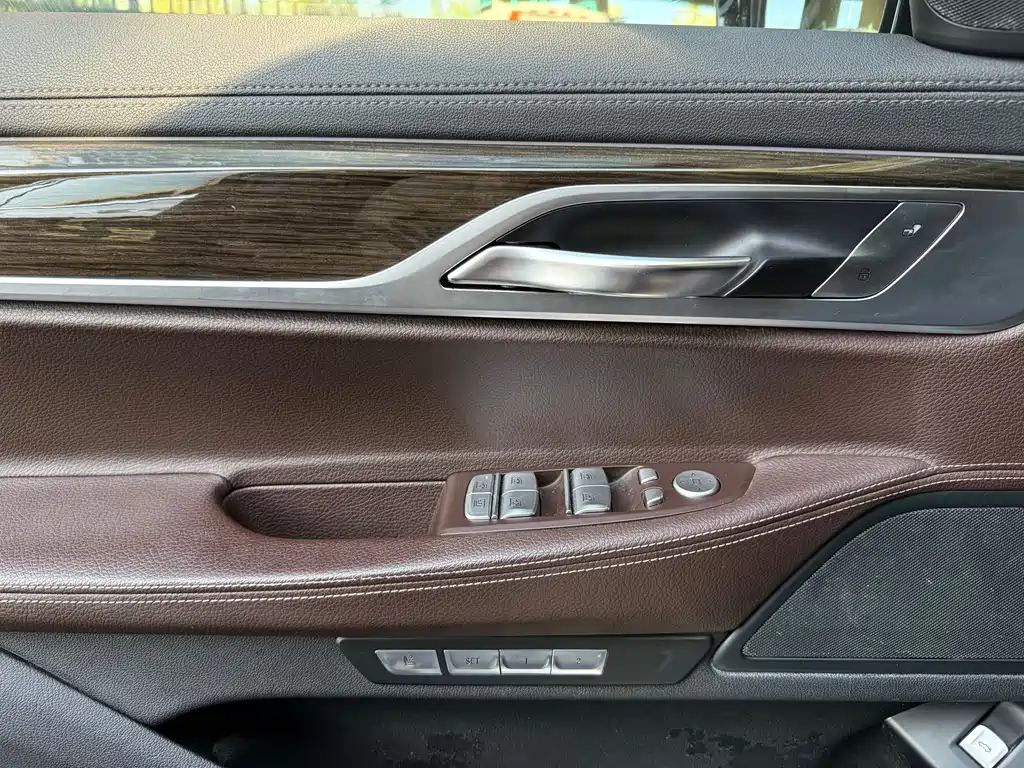 BMW 7 Series 2017 — фото 13
