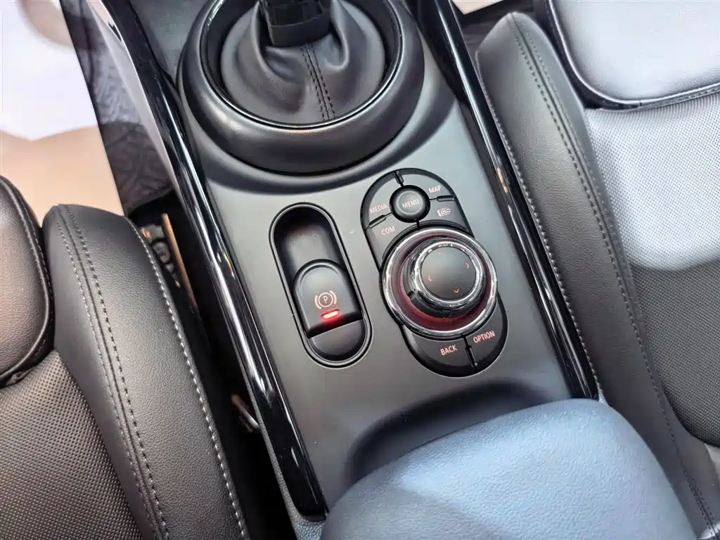 MINI Clubman 2024 — фото 12