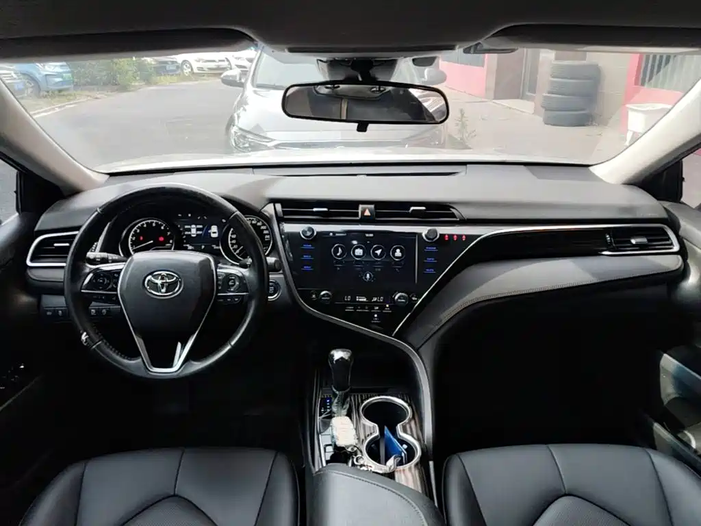 Toyota Camry 2019 — фото 10